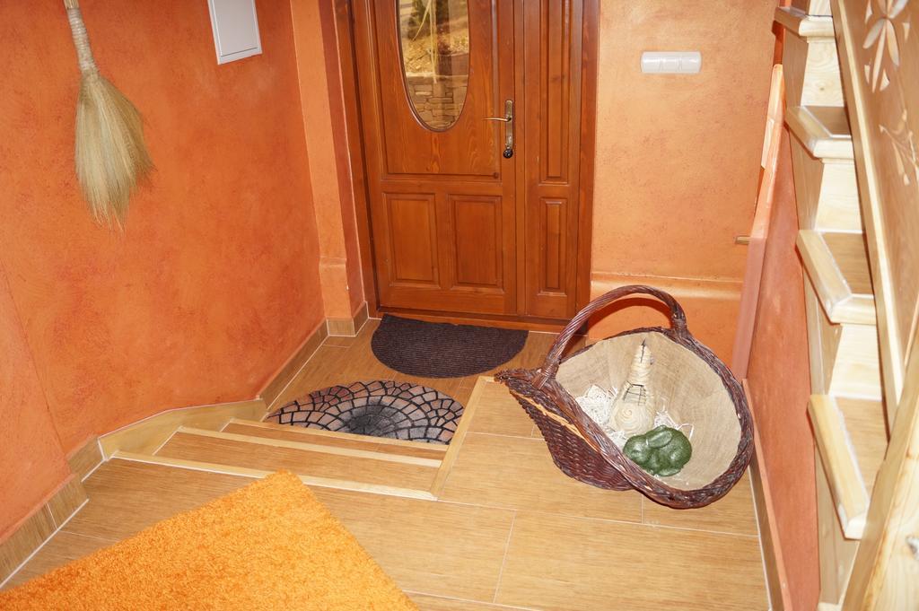 Apartamenty I Pokoje Rodzinne ชาร์นาโกรา ภายนอก รูปภาพ