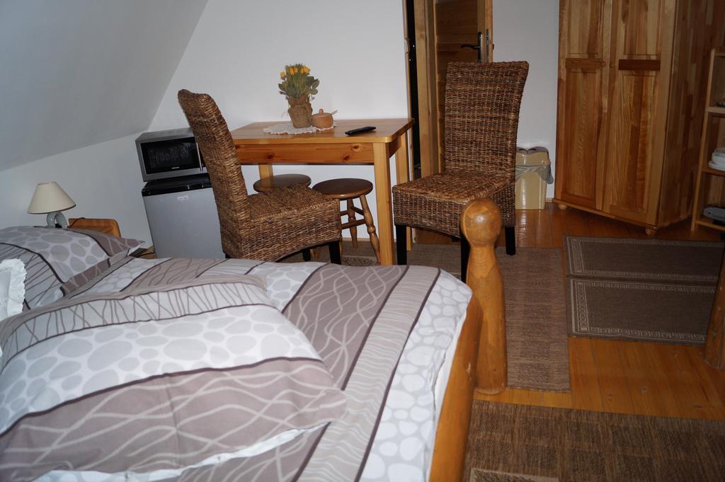 Apartamenty I Pokoje Rodzinne ชาร์นาโกรา ภายนอก รูปภาพ