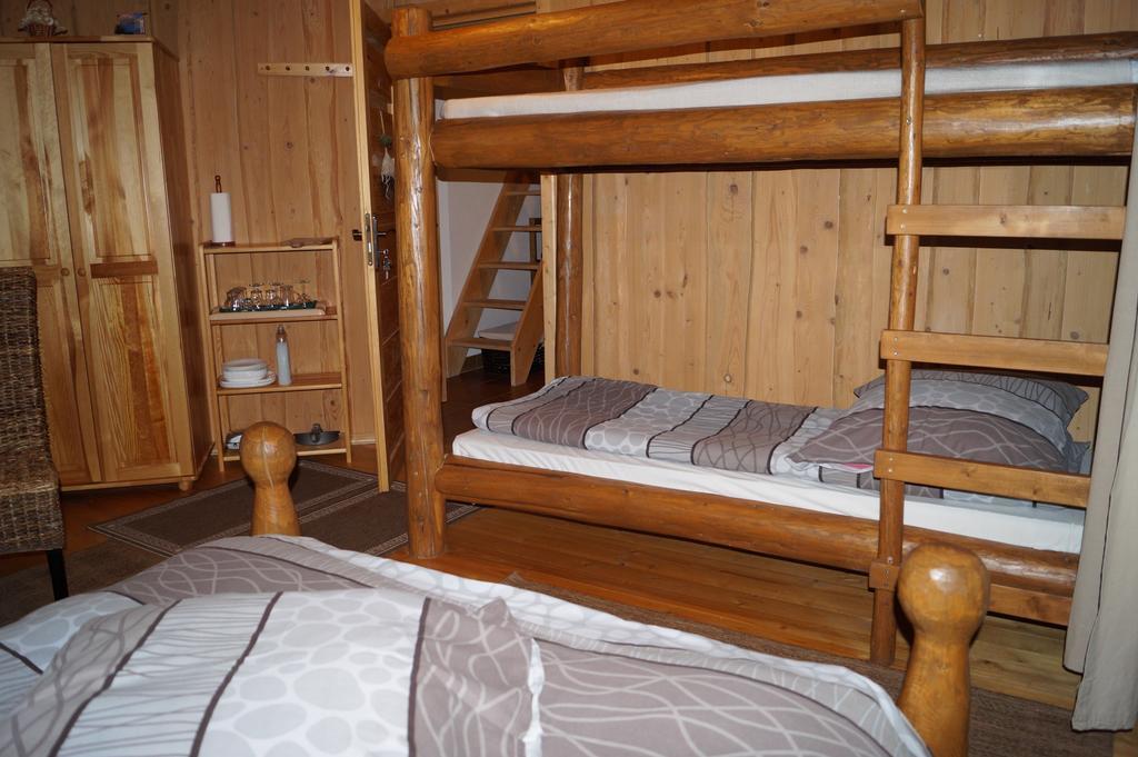 Apartamenty I Pokoje Rodzinne ชาร์นาโกรา ภายนอก รูปภาพ