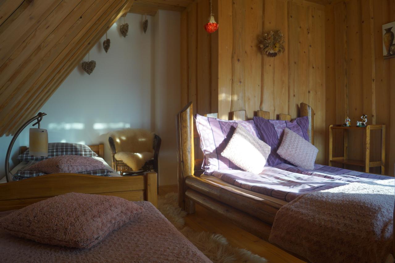 Apartamenty I Pokoje Rodzinne ชาร์นาโกรา ภายนอก รูปภาพ