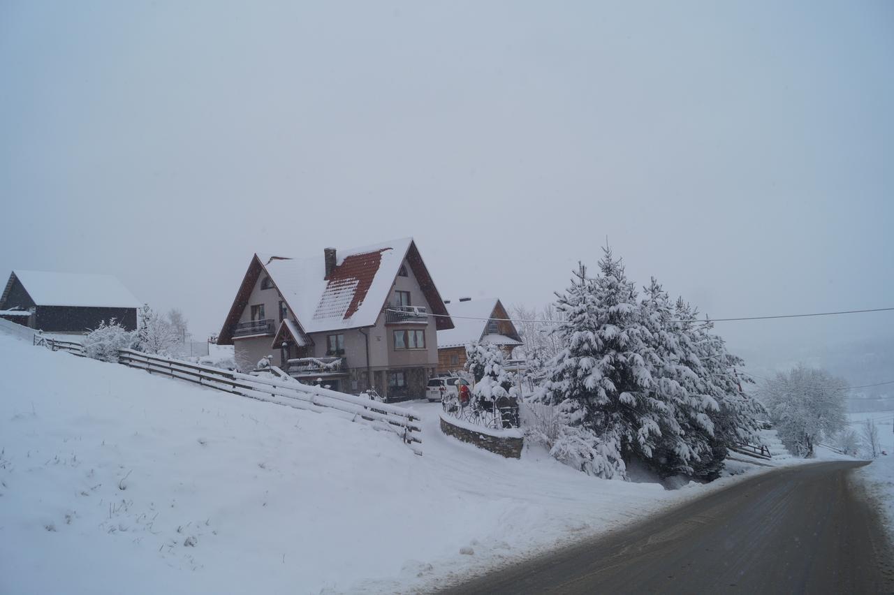 Apartamenty I Pokoje Rodzinne ชาร์นาโกรา ภายนอก รูปภาพ